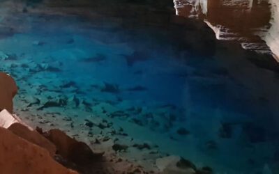 Qual a diferença entre os atrativos Gruta Azul e Poço Azul na Chapada Diamantina?